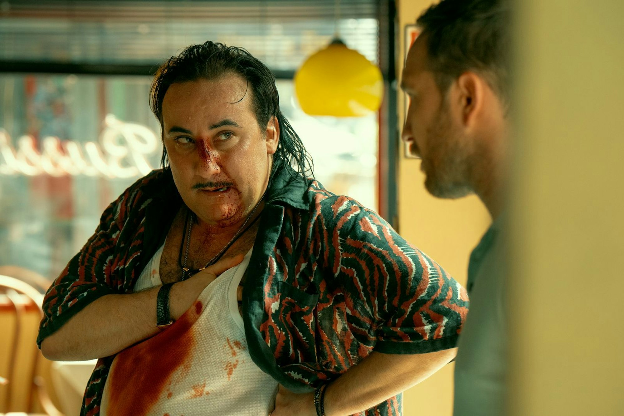 Mückerl (Florian Carove, links) ist ein Kollege von Joseph und entpuppt sich als ein weiterer falscher Freund für ihn und Charly (Frederick Lau). (Bild: Sasidis Sasisakulporn/Netflix)