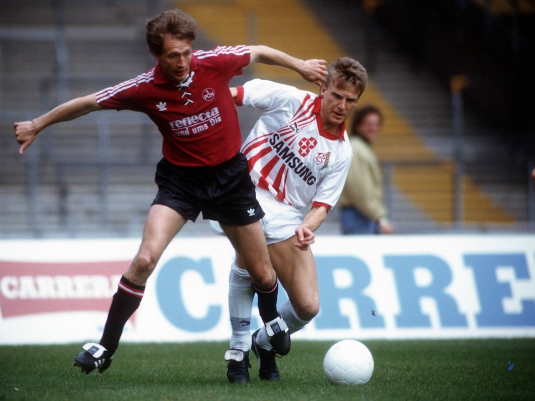 Reiner Wirsching (1. FC Nürnberg) gegen Alfons Higl (1. FC Köln).