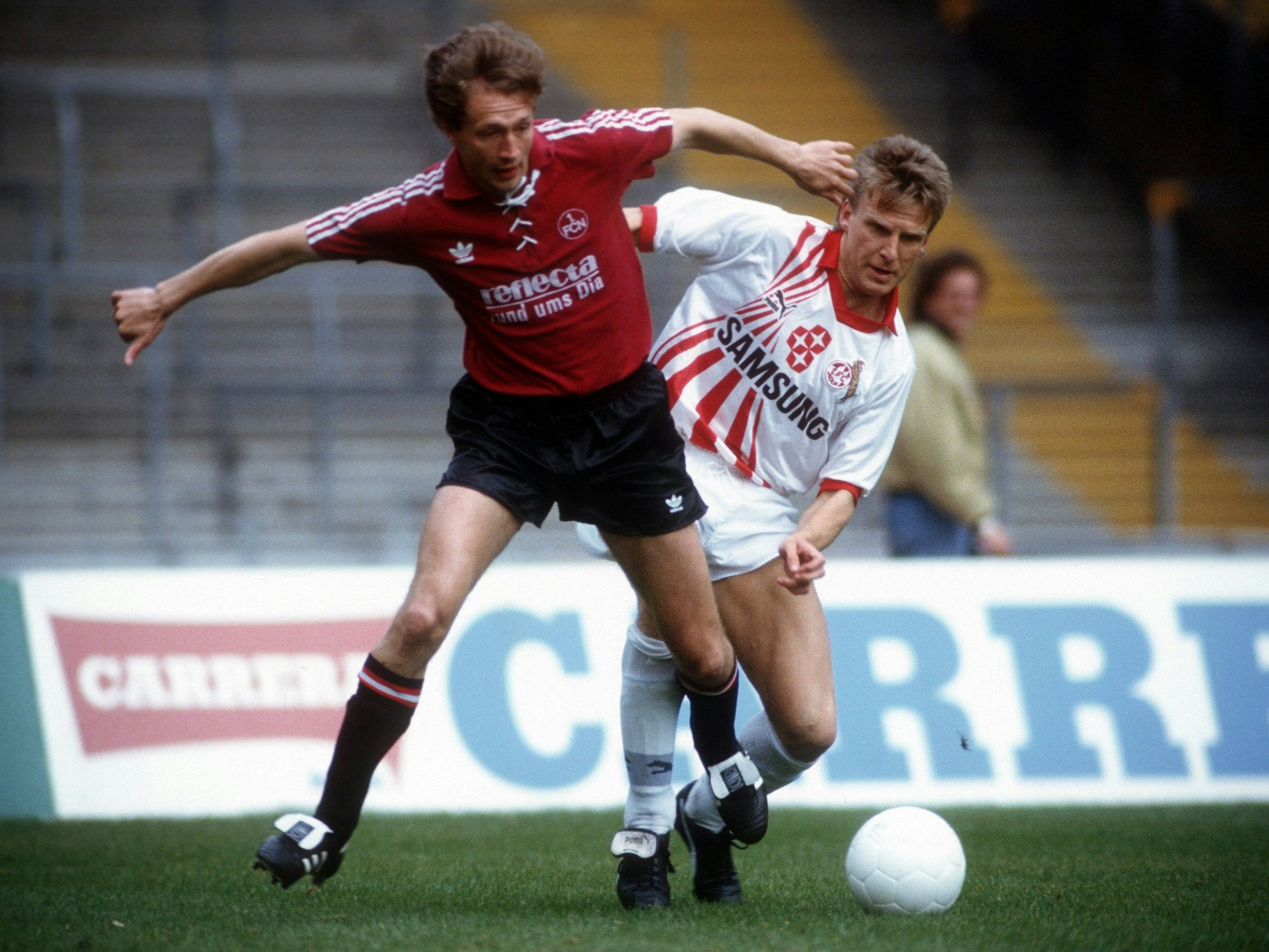 Reiner Wirsching (1. FC Nürnberg) gegen Alfons Higl (1. FC Köln).