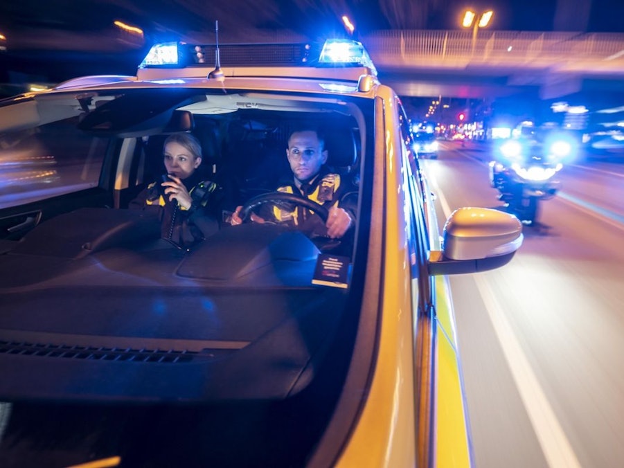 Ein Taxi steht nachts an einer Straße (Symbolbild).