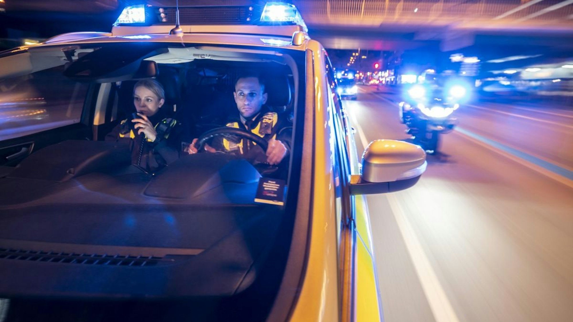 Ein Taxi steht nachts an einer Straße (Symbolbild).