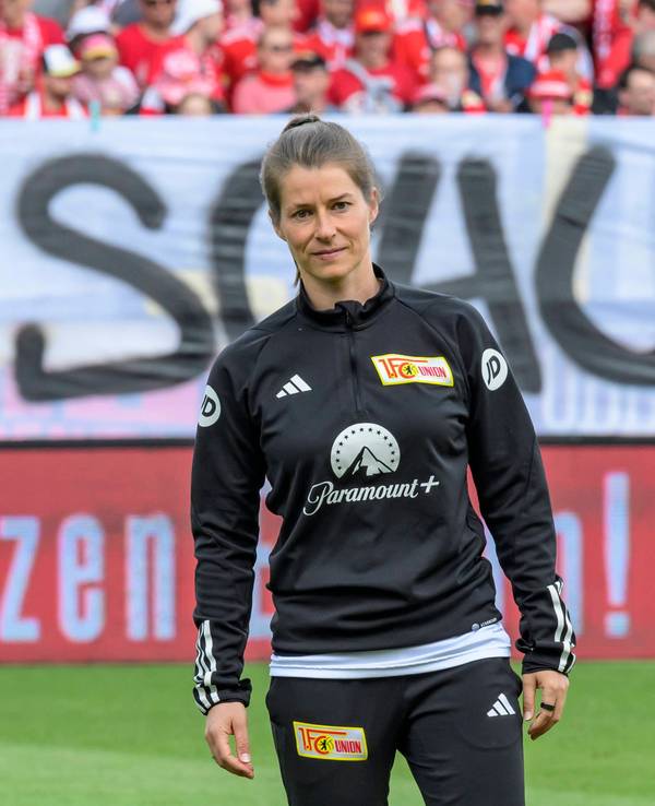 Bei Union Berlin steht Trainerin Marie-Louise Eta vor dem Spiel auf dem Feld.