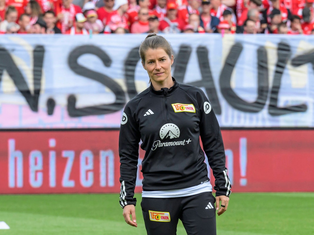 Bei Union Berlin steht Trainerin Marie-Louise Eta vor dem Spiel auf dem Feld.