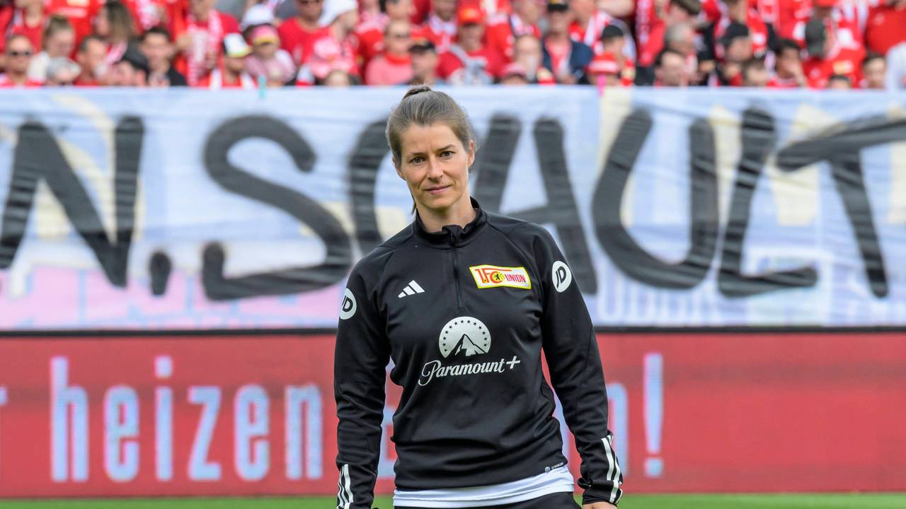 Bei Union Berlin steht Trainerin Marie-Louise Eta vor dem Spiel auf dem Feld.