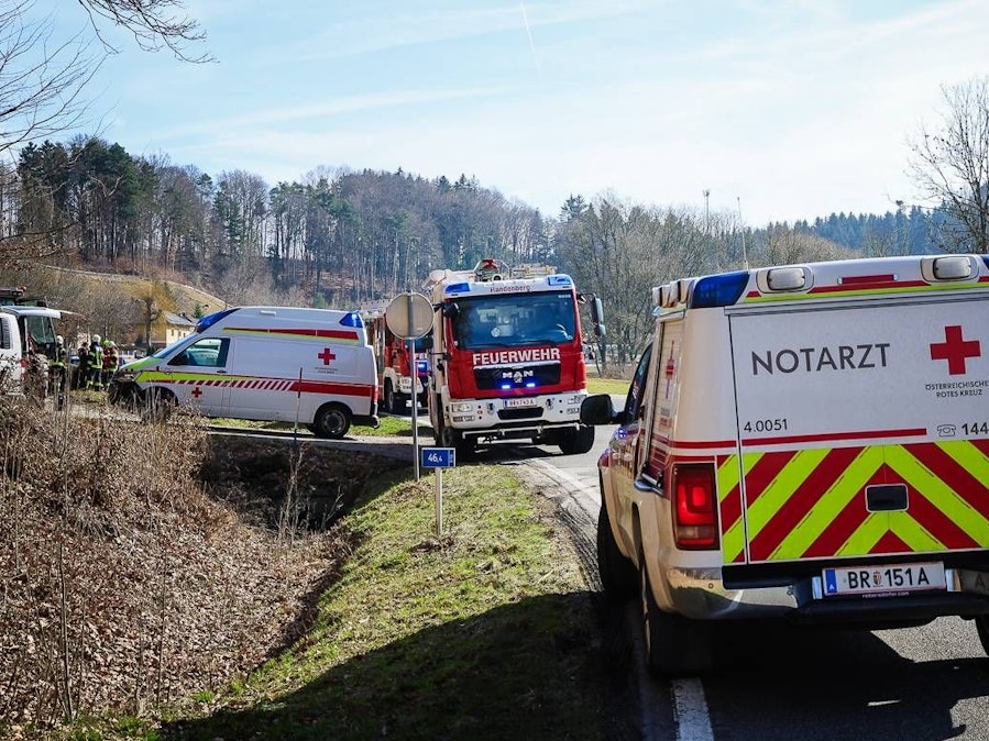Feuerwehr und Rettungswagen bei einem Einsatz