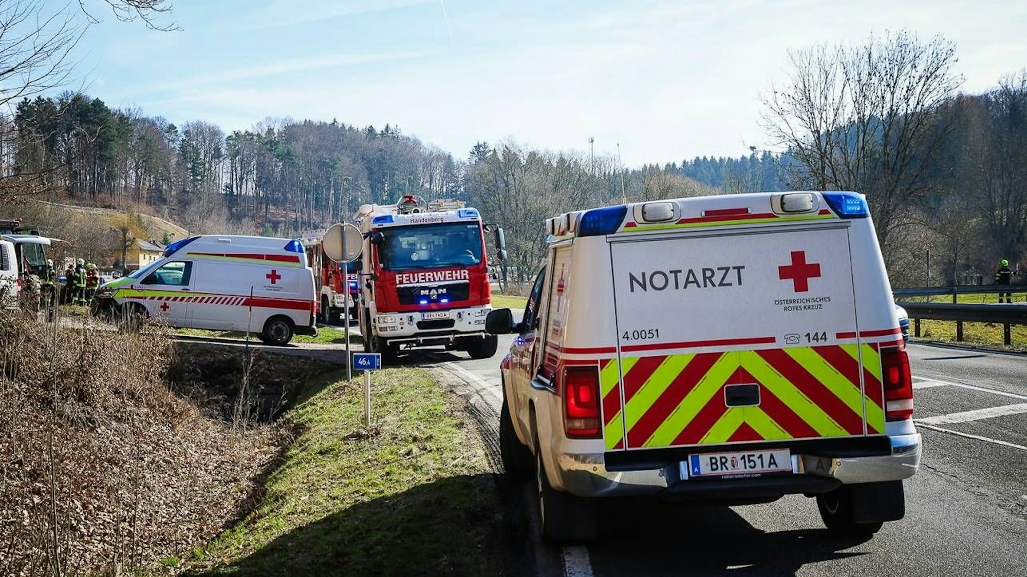 Feuerwehr und Rettungswagen bei einem Einsatz