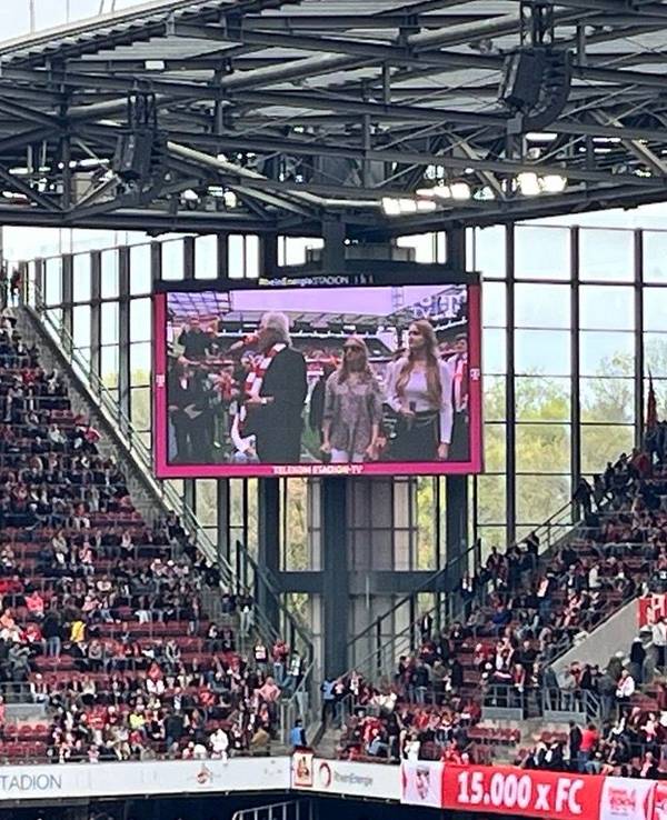Der FC-Chor um Henning Krautmacher singt im Stadion.