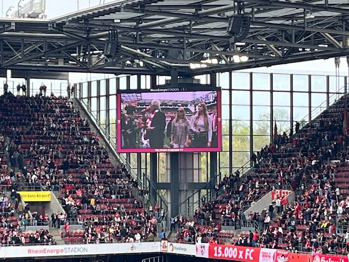 Der FC-Chor um Henning Krautmacher singt im Stadion.