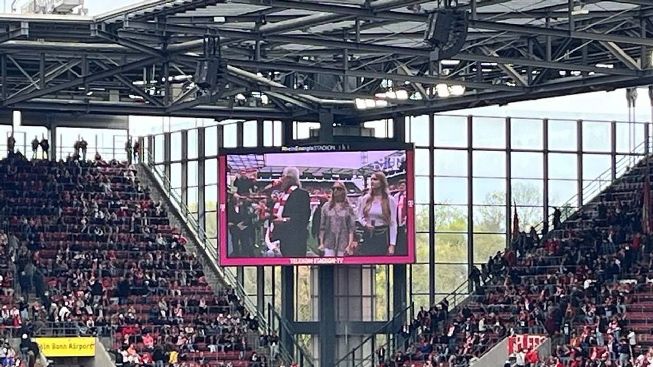 Der FC-Chor um Henning Krautmacher singt im Stadion.
