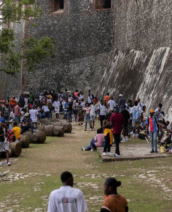 Bei einer Massenpanik an einem Ausflugsziel in Haiti sind Medienberichten zufolge mindestens 30 Menschen ums Leben gekommen.