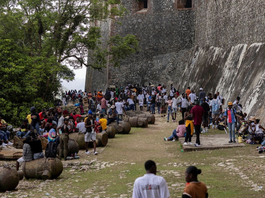 Bei einer Massenpanik an einem Ausflugsziel in Haiti sind Medienberichten zufolge mindestens 30 Menschen ums Leben gekommen.