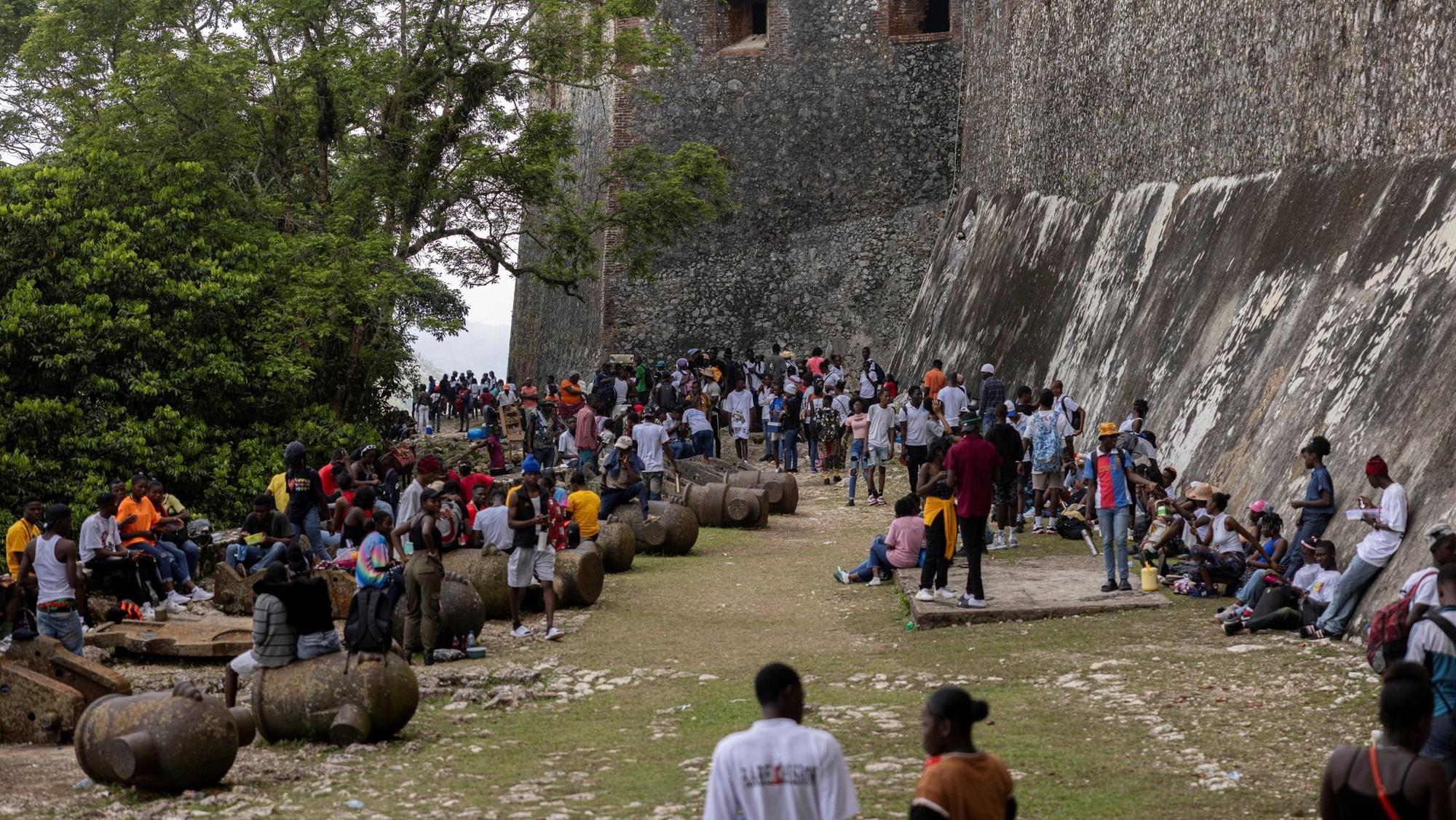 Bei einer Massenpanik an einem Ausflugsziel in Haiti sind Medienberichten zufolge mindestens 30 Menschen ums Leben gekommen.
