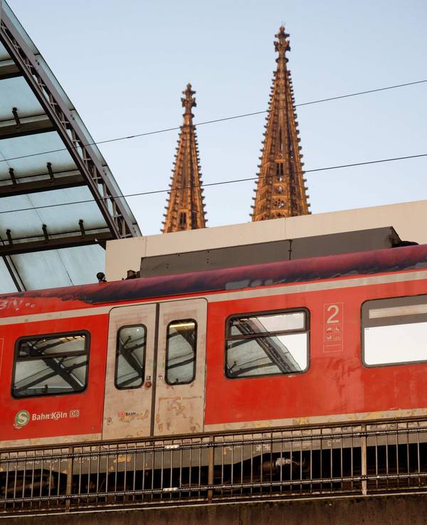 ARCHIV - 25.05.2023, Nordrhein-Westfalen, Köln: Eine S-Bahn steht im Hauptbahnhof in Köln. (zu dpa: «Warnstreik legt Nahverkehr vielerorts lahm - Was fährt noch?») Foto: Henning Kaiser/dpa +++ dpa-Bildfunk +++