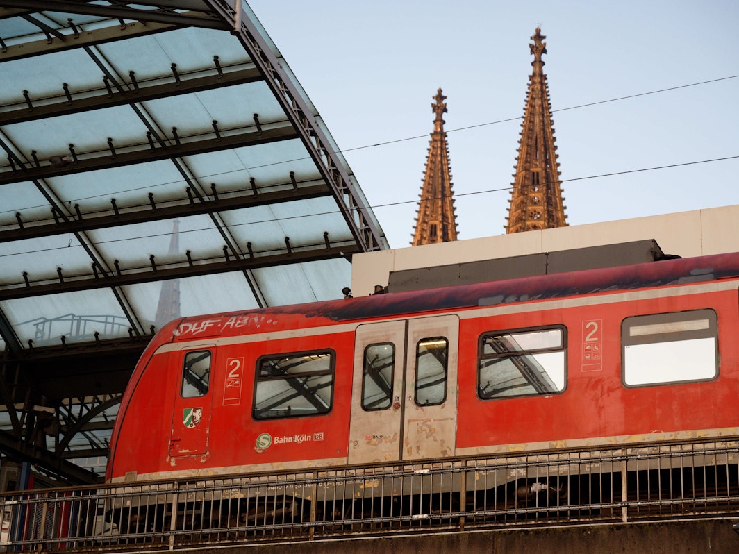 ARCHIV - 25.05.2023, Nordrhein-Westfalen, Köln: Eine S-Bahn steht im Hauptbahnhof in Köln. (zu dpa: «Warnstreik legt Nahverkehr vielerorts lahm - Was fährt noch?») Foto: Henning Kaiser/dpa +++ dpa-Bildfunk +++