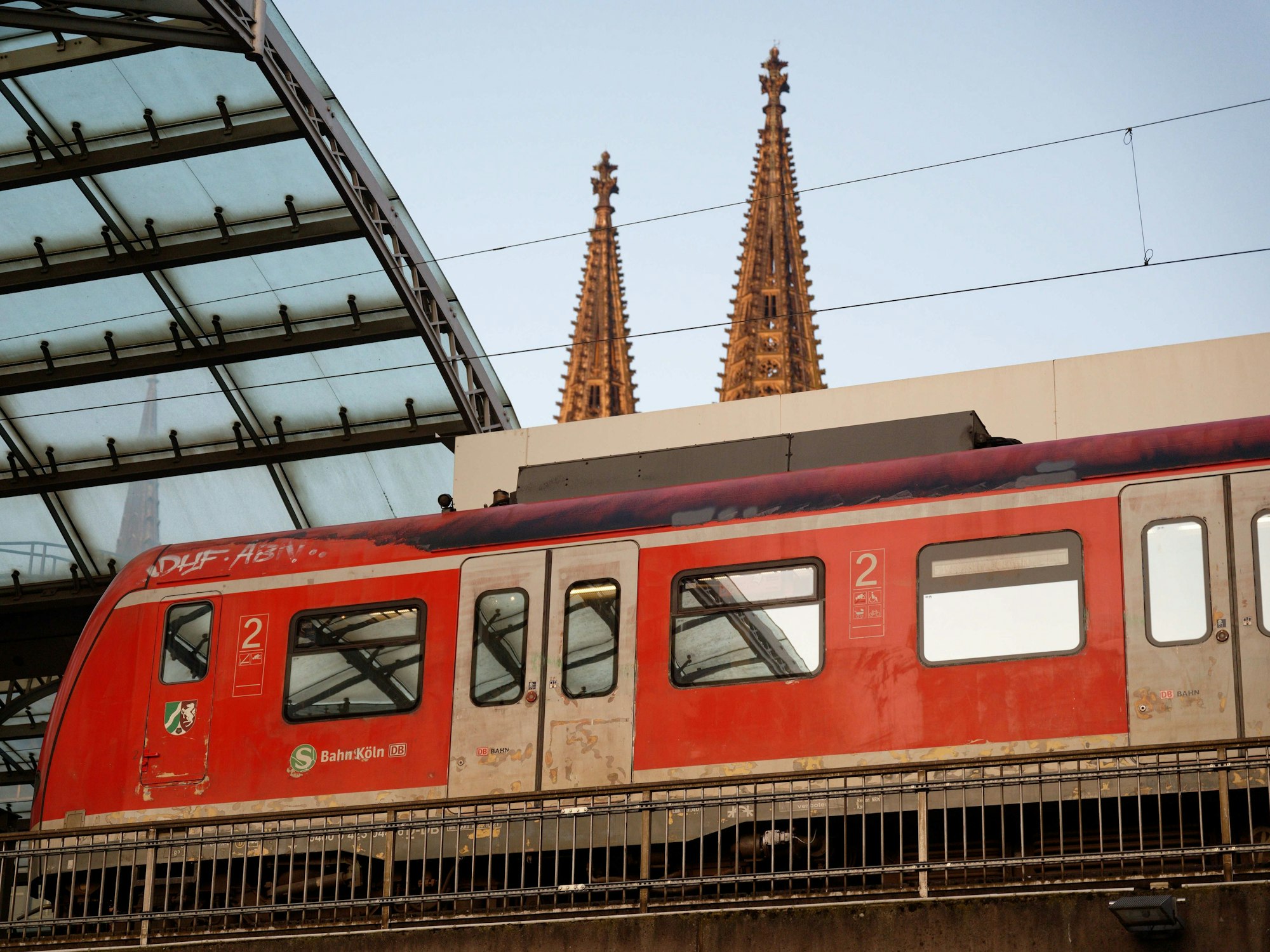 ARCHIV - 25.05.2023, Nordrhein-Westfalen, Köln: Eine S-Bahn steht im Hauptbahnhof in Köln. (zu dpa: «Warnstreik legt Nahverkehr vielerorts lahm - Was fährt noch?») Foto: Henning Kaiser/dpa +++ dpa-Bildfunk +++