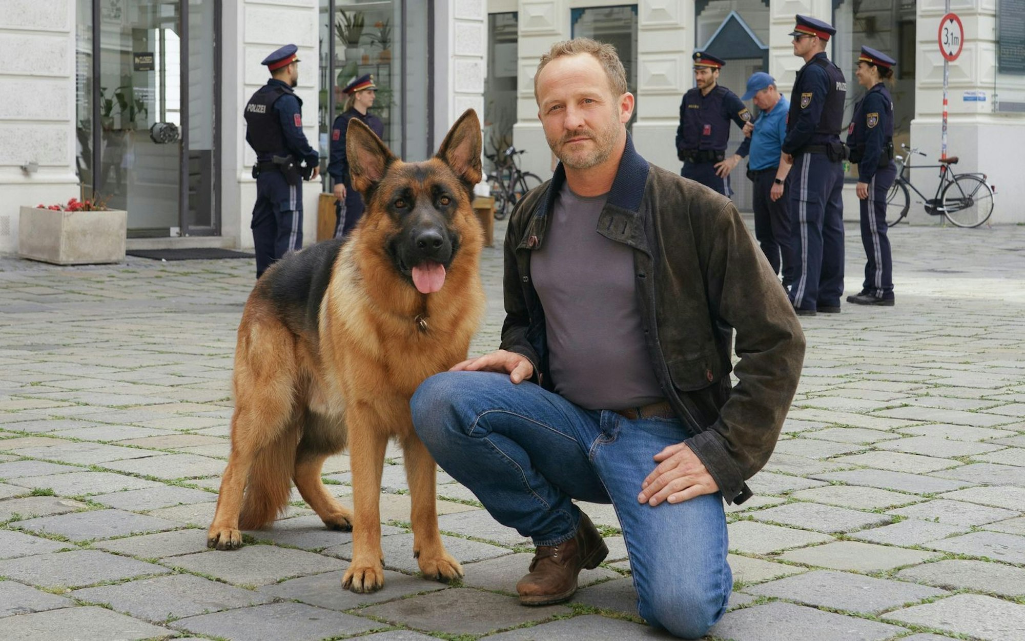 Der wohl bekannteste TV-Hund schnüffelt bald wieder durch die Wiener Gassen: SAT.1 startet am Montag, 13. April, um 20.15 Uhr, die Neuauflage der Kult-Serie „Kommissar Rex“. Die Reboot-Reihe liefert vorerst sechs 90-minütige Folgen rund um Kommissar Max Steiner (Maximilian Brückner) und seinen tierischen Kollegen. (Bild: SAT.1/ORF / Petro Domenigg)