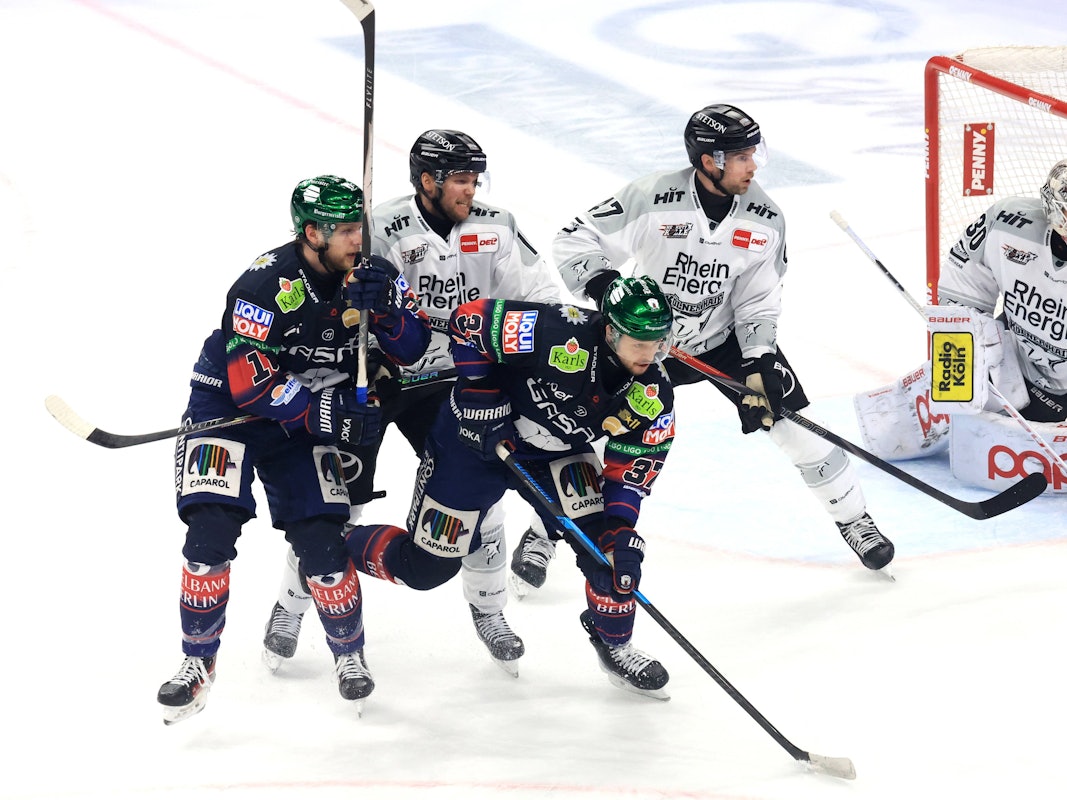 Spielszene in den DEL-Playoffs bei den Eisbären Berlin gegen die Kölner Haie.