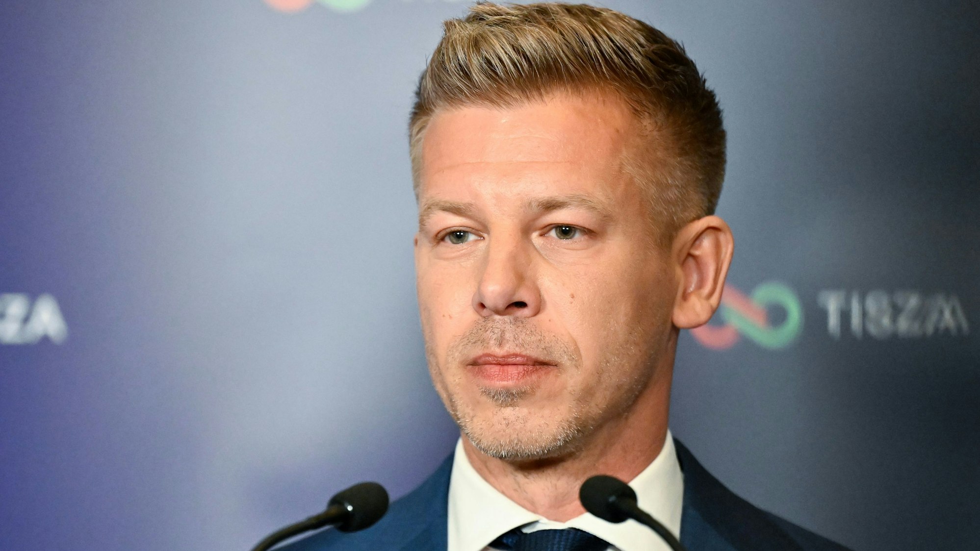 Peter Magyar spricht während der ungarischen Parlamentswahl nach Schließung der Wahllokale zu den Medien.