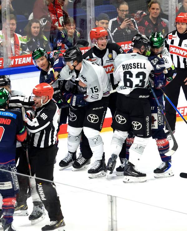 Rauferei beim DEL-Halbfinale der Kölner Haie bei den Eisbären Berlin.