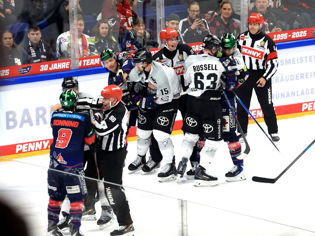 Rauferei beim DEL-Halbfinale der Kölner Haie bei den Eisbären Berlin.