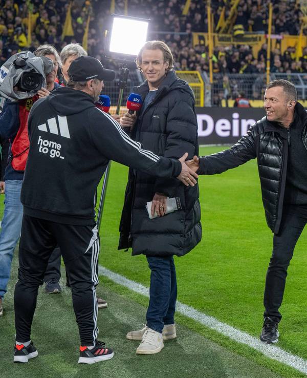 Lothar Matthäus begrüßt Steffen Baumgart im Stadion.