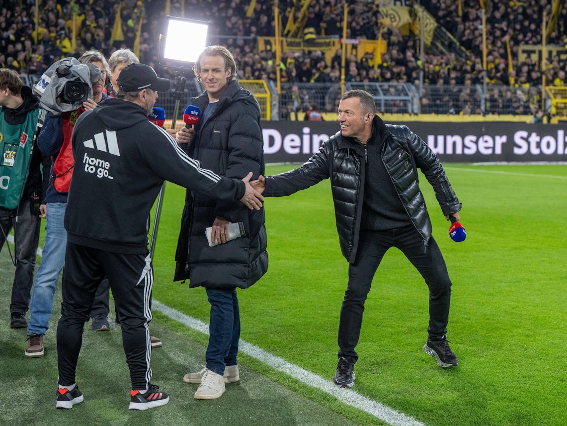 Lothar Matthäus begrüßt Steffen Baumgart im Stadion.