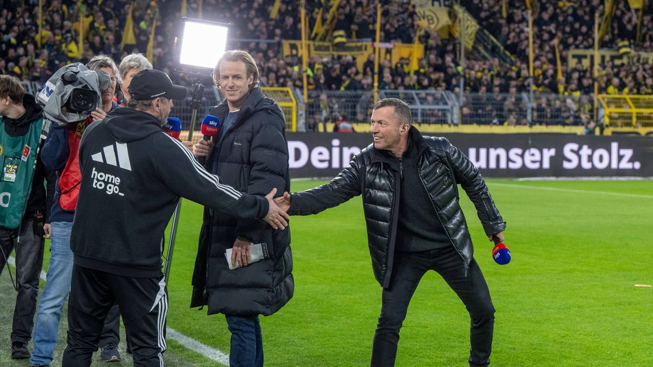 Lothar Matthäus begrüßt Steffen Baumgart im Stadion.