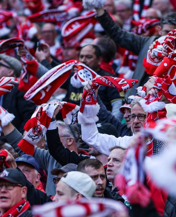 Fans des 1. FC Köln singen und feiern ihre Mannschaft im Rhein-Energie-Stadion.