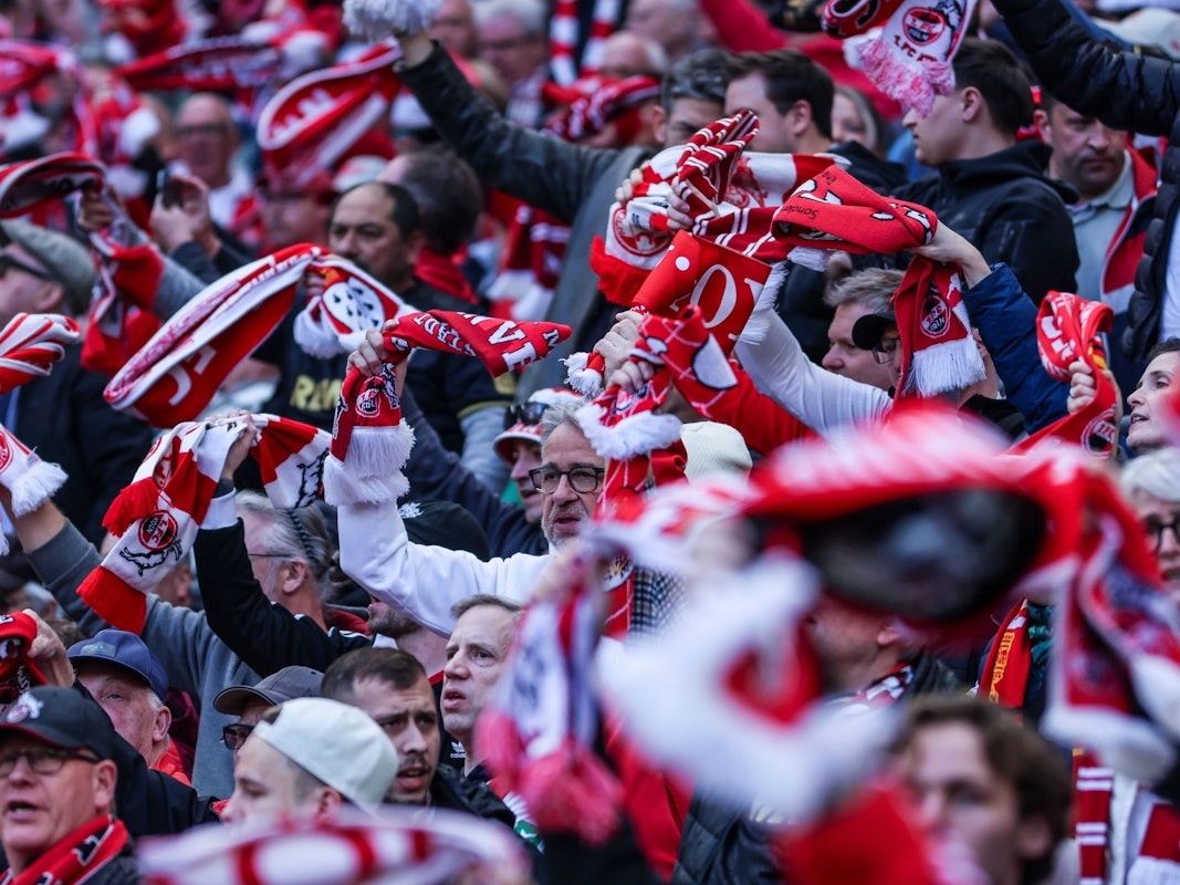 Fans vom 1. FC Köln schwenken ihre Schals.
