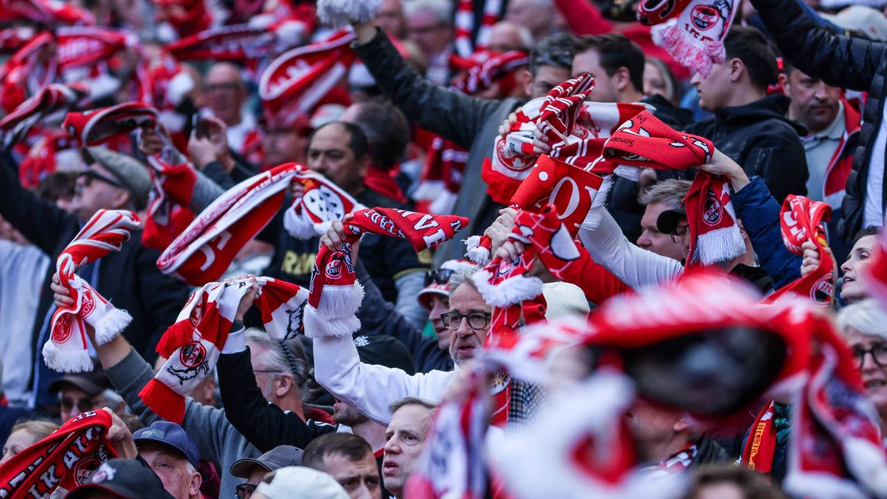 Fans des 1. FC Köln singen und feiern ihre Mannschaft im Rhein-Energie-Stadion.
