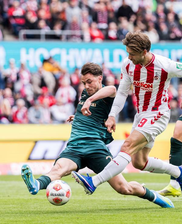 Jan Thielmann schießt für den 1. FC Köln, Oliver Deman blockt.
