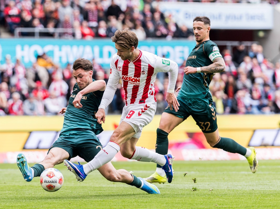 Jan Thielmann schießt für den 1. FC Köln, Oliver Deman blockt.