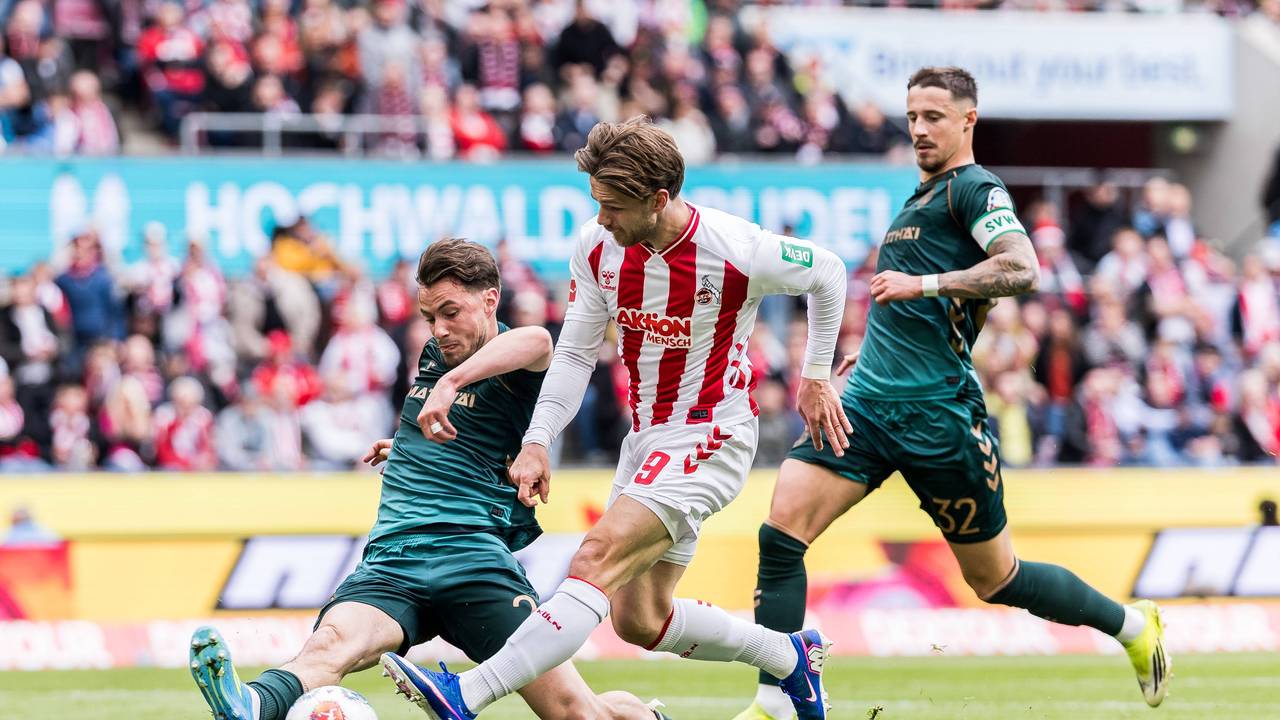 Jan Thielmann schießt für den 1. FC Köln, Oliver Deman blockt.