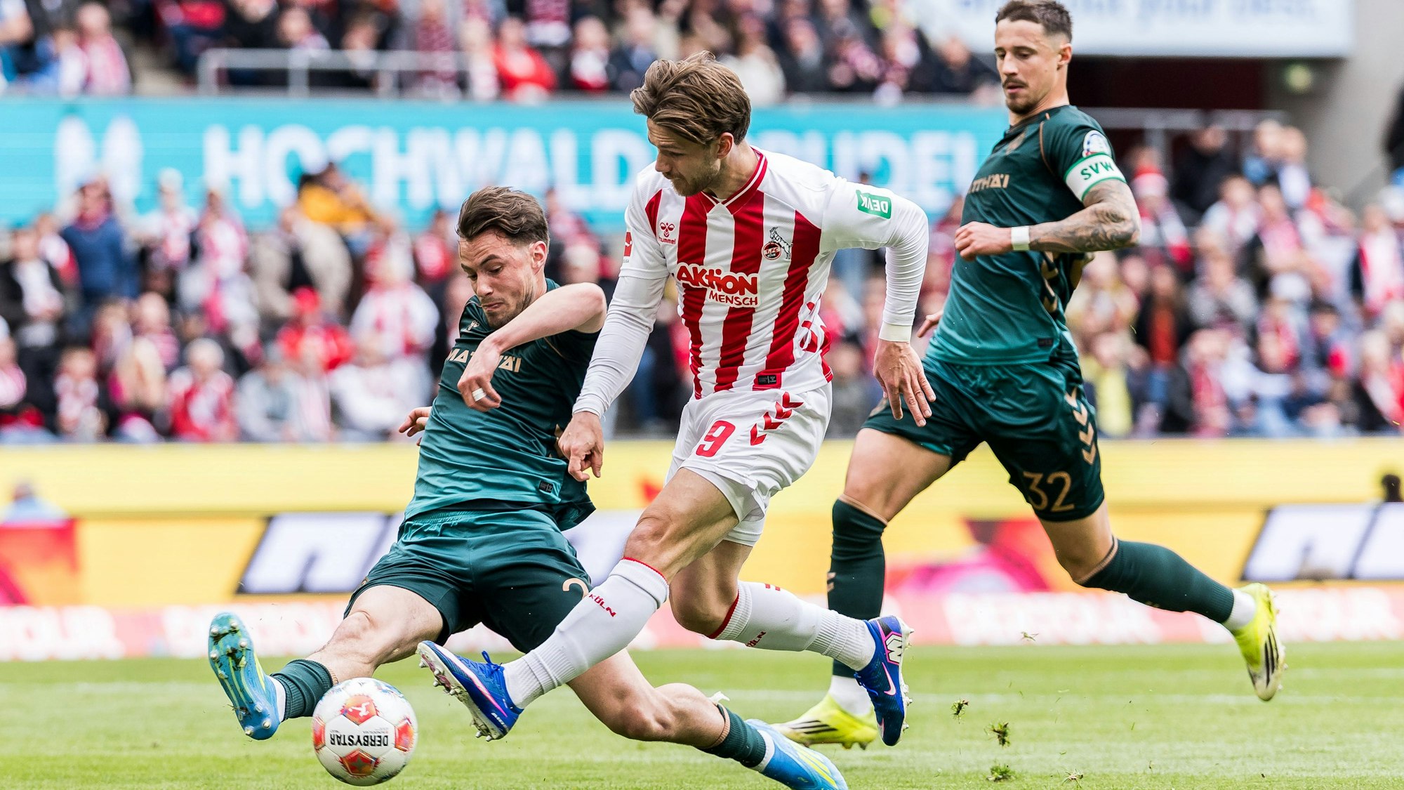 Jan Thielmann schießt für den 1. FC Köln, Oliver Deman blockt.