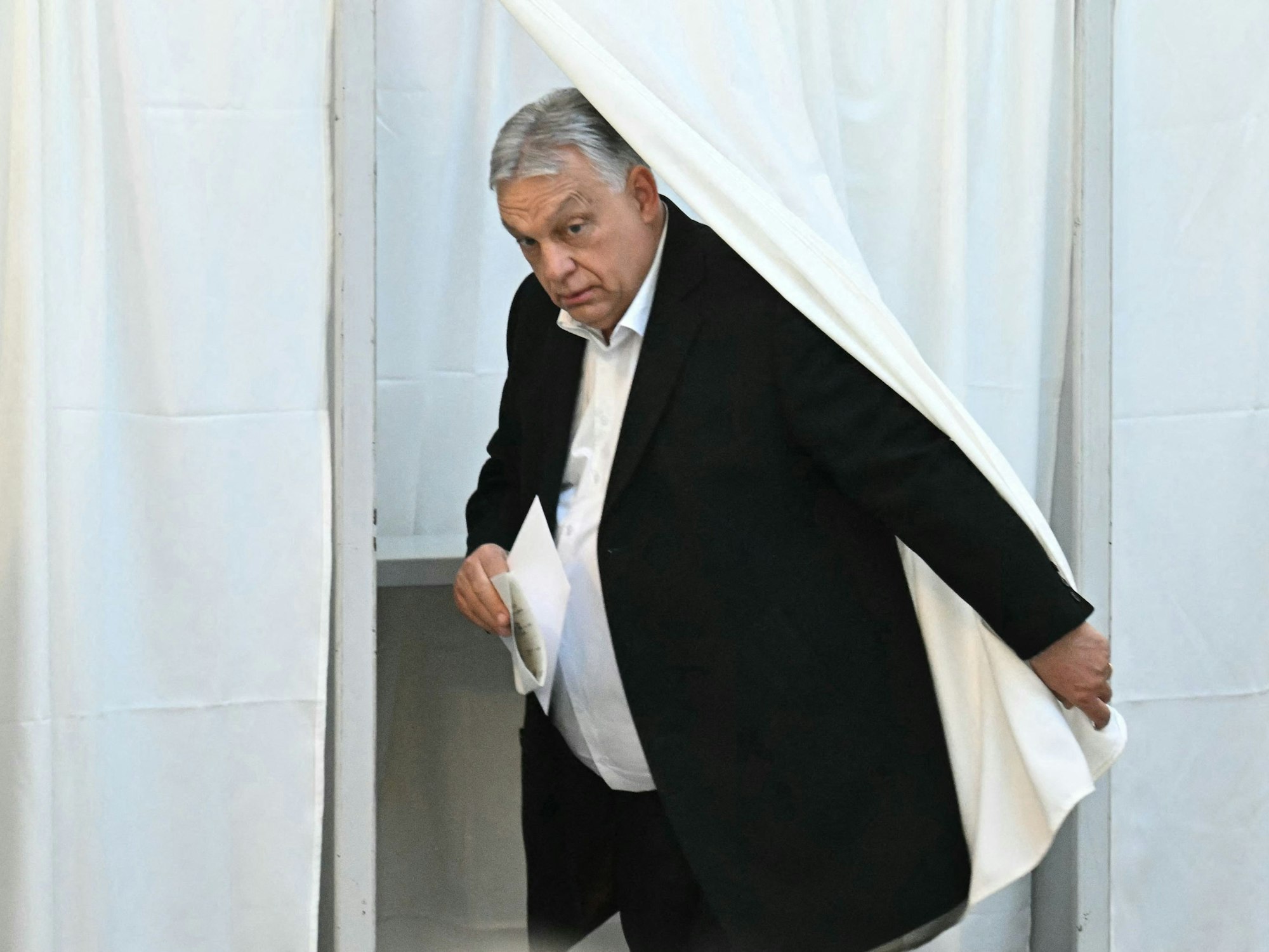 Ministerpräsident Viktor Orban gibt am 12. April in Budapest seine Stimme ab.