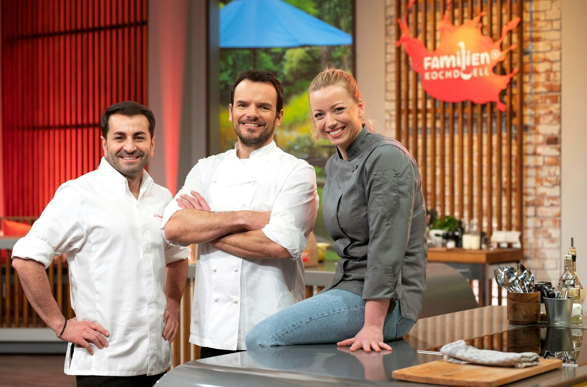 In der ARD-Kochsendung „Familien-Kochduell“, moderiert von Steffen Henssler (Mitte), bewertet Zora Klipp (links) gemeinsam mit dem TV-Koch Ali Güngörmüş (rechts) die Gerichte, die von den teilnehmenden Familien zubereitet wurden. (Bild: NDR / Fernsehmacher GmbH / Markus Hertrich)