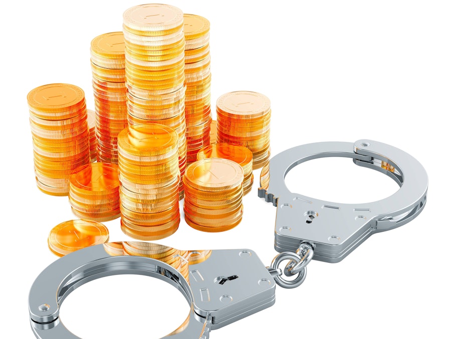 Beschlagnahmtes Gold und Handschellen