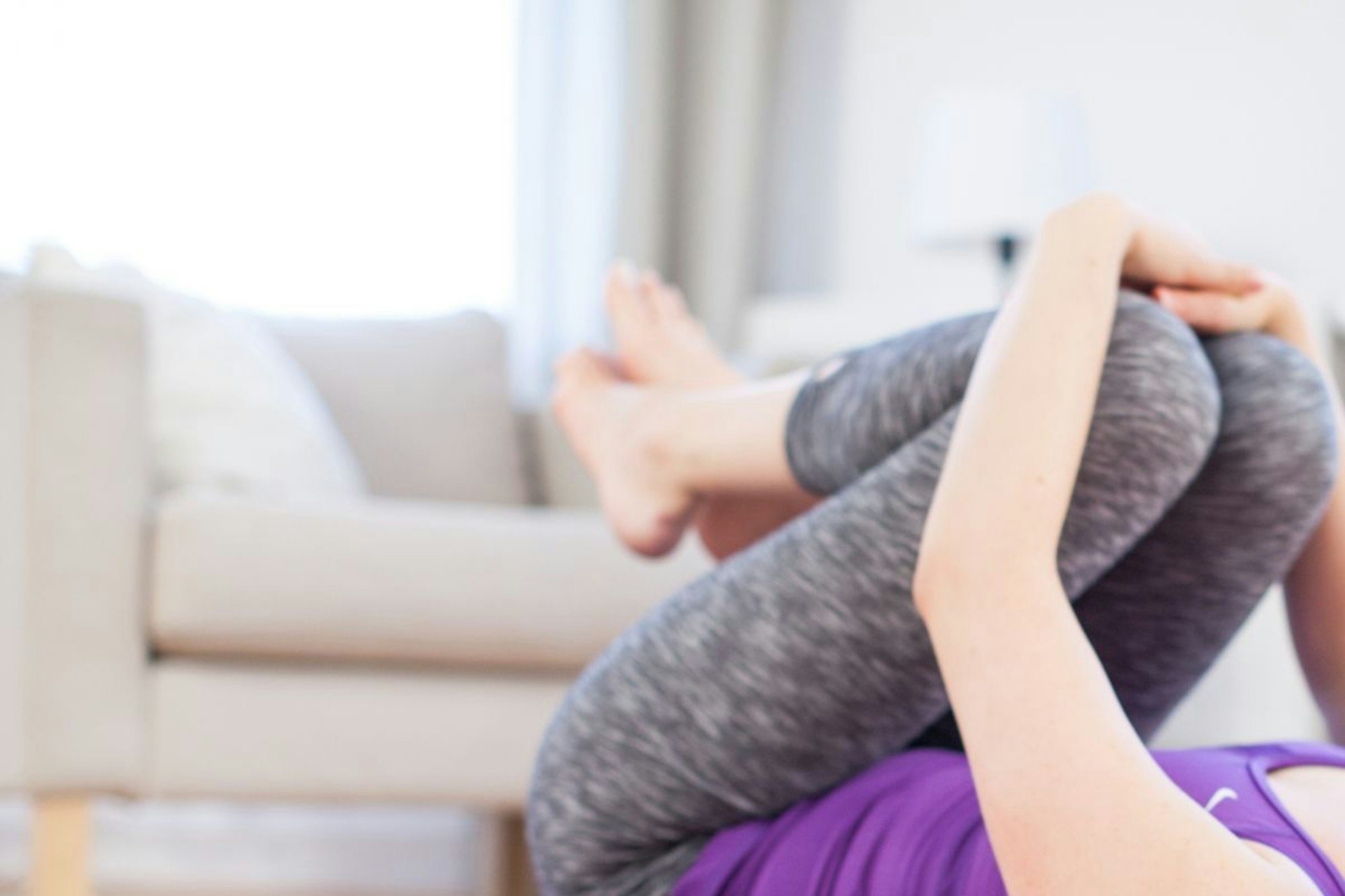 Eine junge Frau macht Yoga zuhause