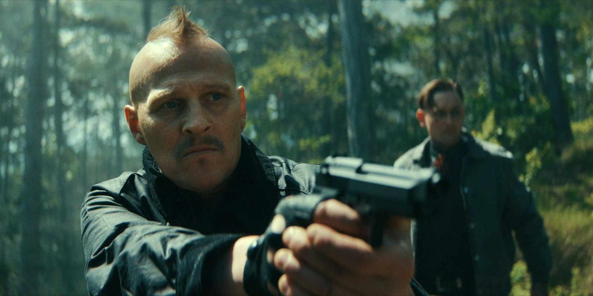 Rio (Lukas Watzl, hinten) und Zwanzger (Georg Friedrich) sahen zuletzt ziemlich tot aus, doch Unkraut vergeht offenbar nicht. Die Wiener Trottel-Gauner sind ebenfalls hinter der Münze her - und hinter Charly, Joseph und ihren Lieben ... (Bild: Netflix)