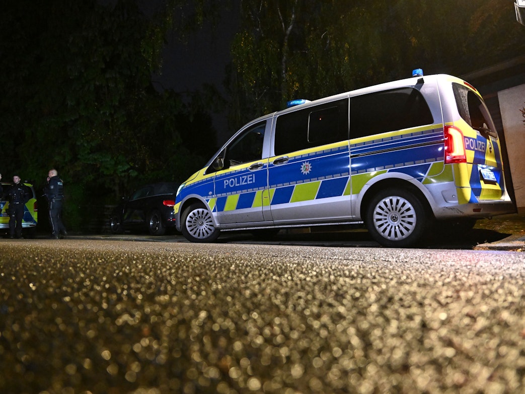Ein Einsatzfahrzeug der Polizei steht nachts auf der Straße