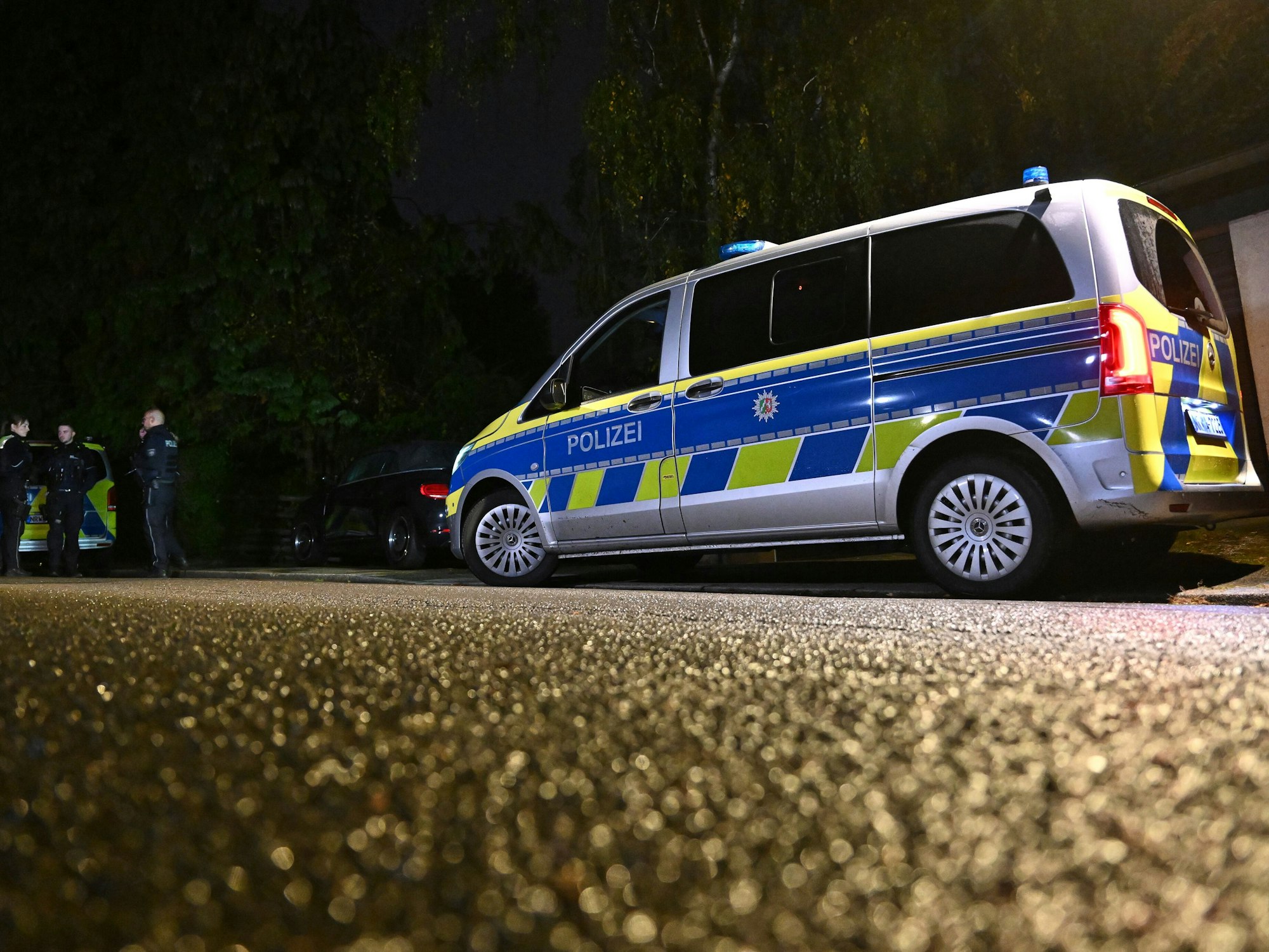 Ein Einsatzfahrzeug der Polizei steht nachts auf der Straße
