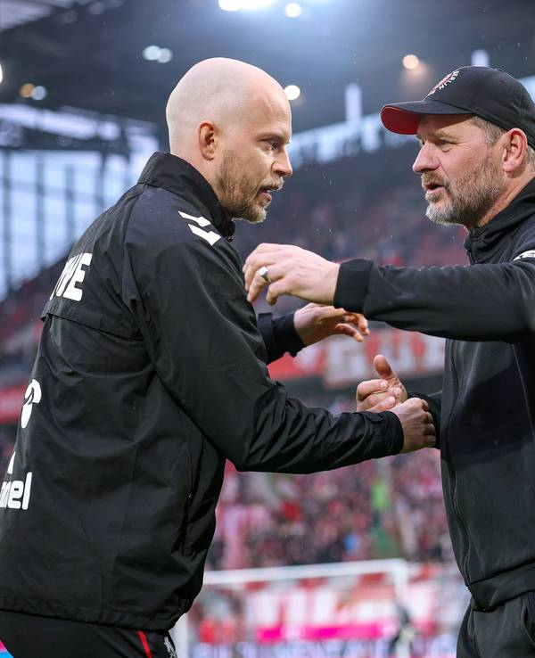 René Wagner umarmt Steffen Baumgart vor dem FC-Spiel gegen Union Berlin.
