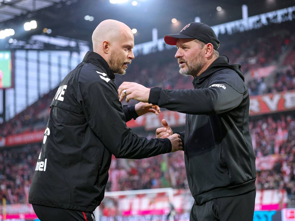 René Wagner umarmt Steffen Baumgart vor dem FC-Spiel gegen Union Berlin.