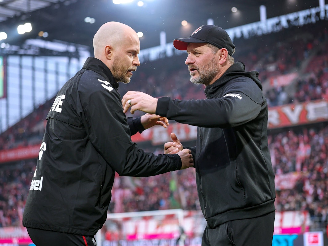 René Wagner umarmt Steffen Baumgart vor dem FC-Spiel gegen Union Berlin.