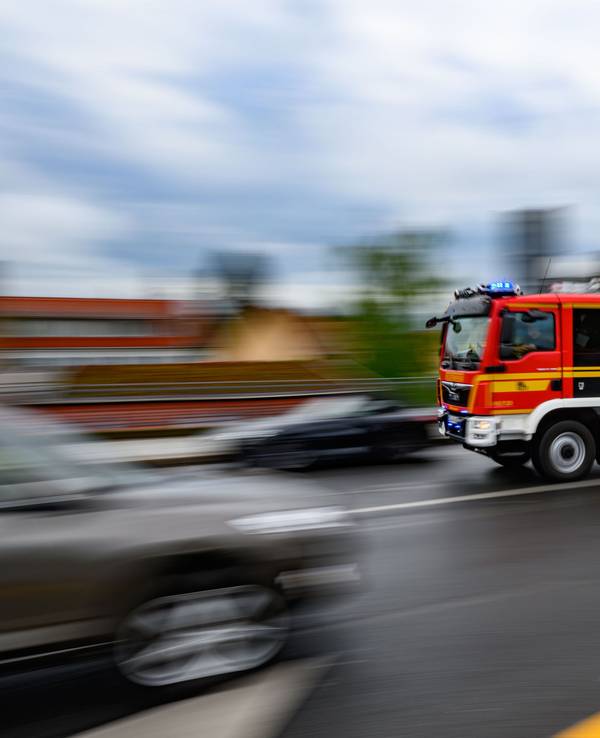 Ein Einsatzfahrzeug der Feuerwehr düst mit Blaulicht zu einem Brand.ARCHIV - 15.04.2024, Sachsen, Dresden: Eine Feuerwehrfahrzeug fährt mit Blaulicht zu einem Einsatz. (zu dpa: «Brand in Chemnitzer Altenheim - junge Leute als Ersthelfer») Foto: Robert Michael/dpa +++ dpa-Bildfunk +++
