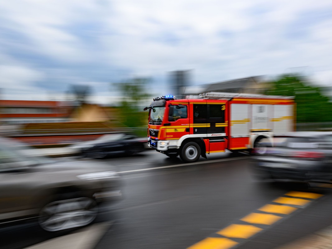 Ein Einsatzfahrzeug der Feuerwehr düst mit Blaulicht zu einem Brand.ARCHIV - 15.04.2024, Sachsen, Dresden: Eine Feuerwehrfahrzeug fährt mit Blaulicht zu einem Einsatz. (zu dpa: «Brand in Chemnitzer Altenheim - junge Leute als Ersthelfer») Foto: Robert Michael/dpa +++ dpa-Bildfunk +++