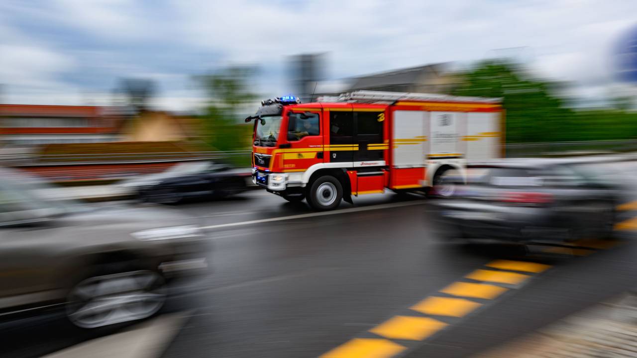 Ein Einsatzfahrzeug der Feuerwehr düst mit Blaulicht zu einem Brand.ARCHIV - 15.04.2024, Sachsen, Dresden: Eine Feuerwehrfahrzeug fährt mit Blaulicht zu einem Einsatz. (zu dpa: «Brand in Chemnitzer Altenheim - junge Leute als Ersthelfer») Foto: Robert Michael/dpa +++ dpa-Bildfunk +++