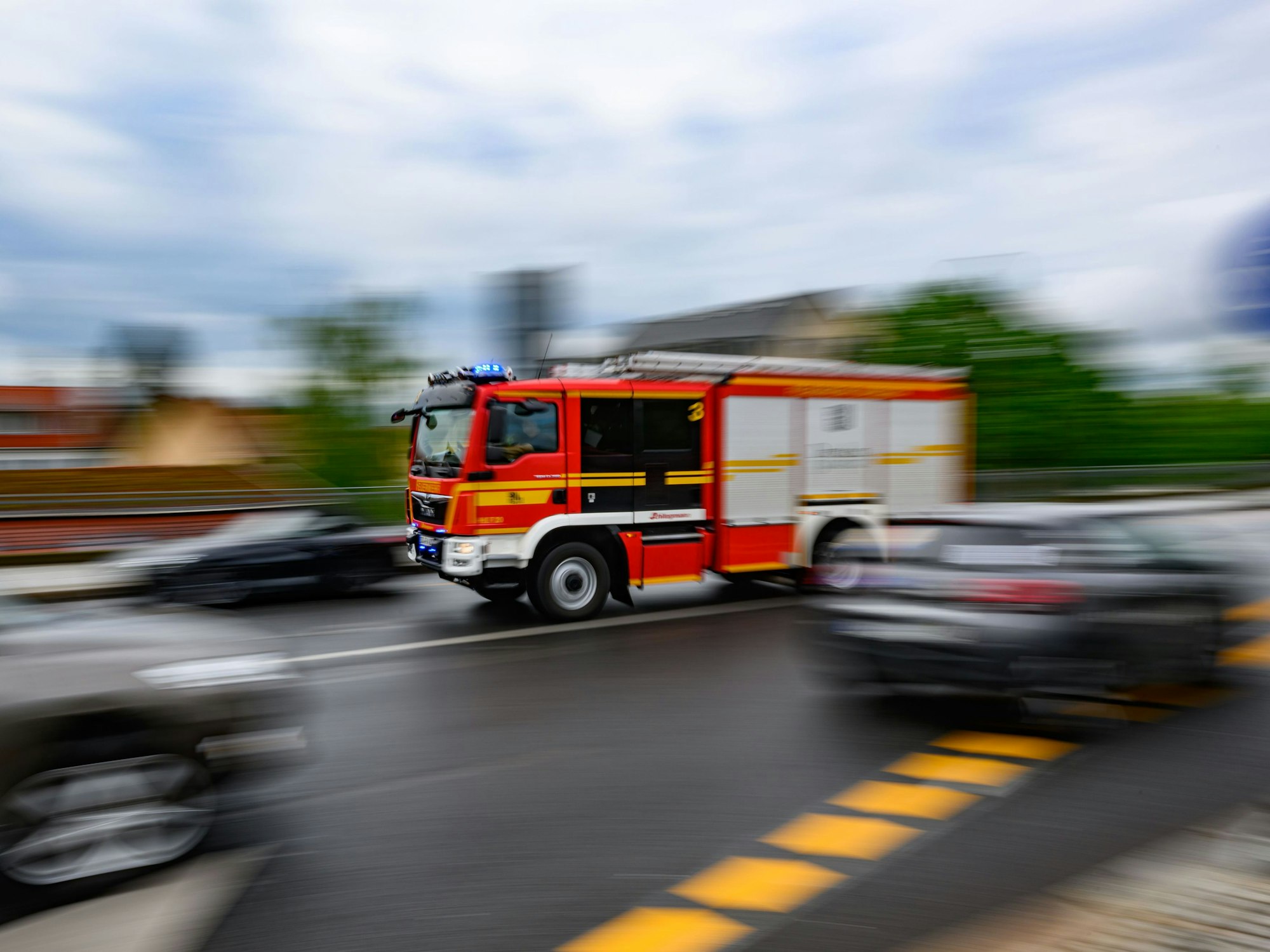 Ein Einsatzfahrzeug der Feuerwehr düst mit Blaulicht zu einem Brand.ARCHIV - 15.04.2024, Sachsen, Dresden: Eine Feuerwehrfahrzeug fährt mit Blaulicht zu einem Einsatz. (zu dpa: «Brand in Chemnitzer Altenheim - junge Leute als Ersthelfer») Foto: Robert Michael/dpa +++ dpa-Bildfunk +++