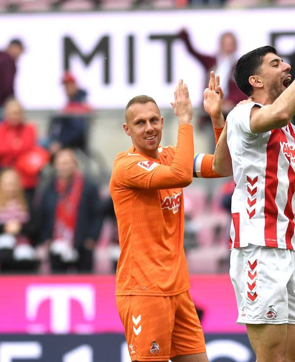 Marvin Schwäbe, Cenk Özkacar und Jakub Kaminski jubeln nach dem Sieg gegen Bremen.
