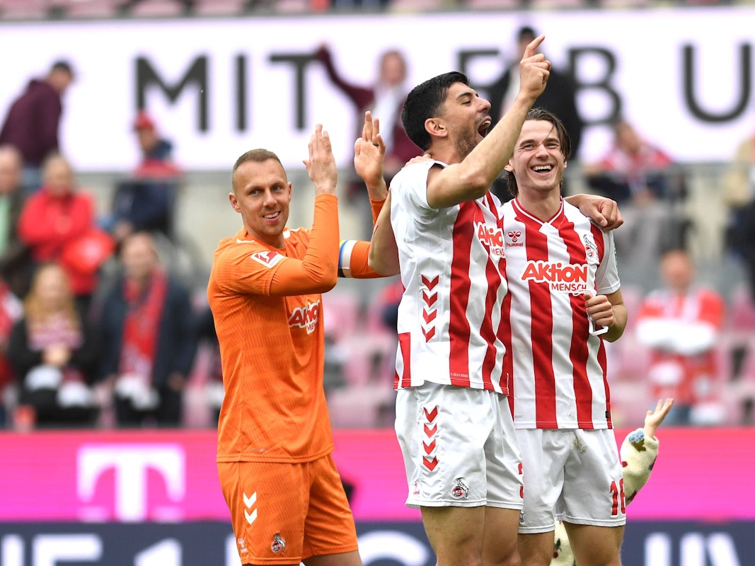 Torwart Marvin Schwäbe, Cenk Özkacar und Jakub Kaminski feiern den Sieg.